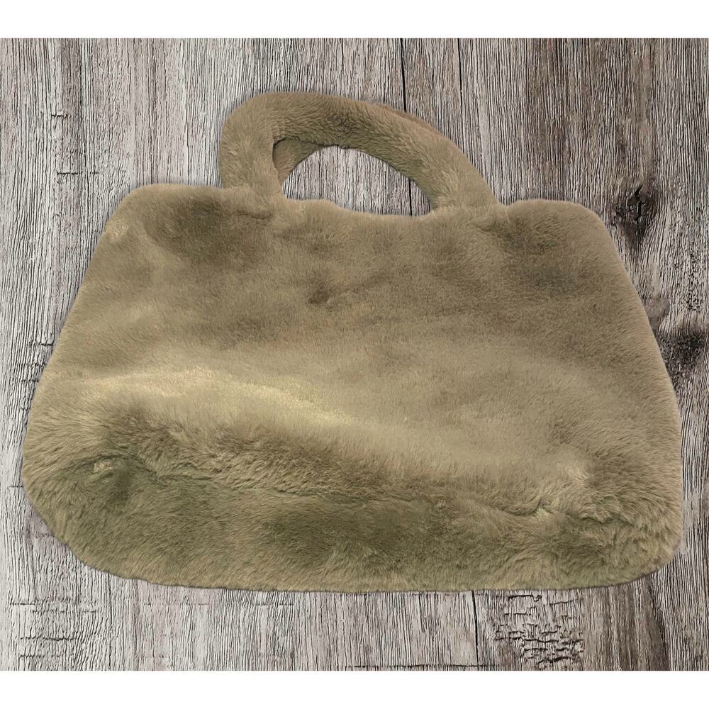 Faux fur women’s tote bag.‎ Plush shoulder bag.